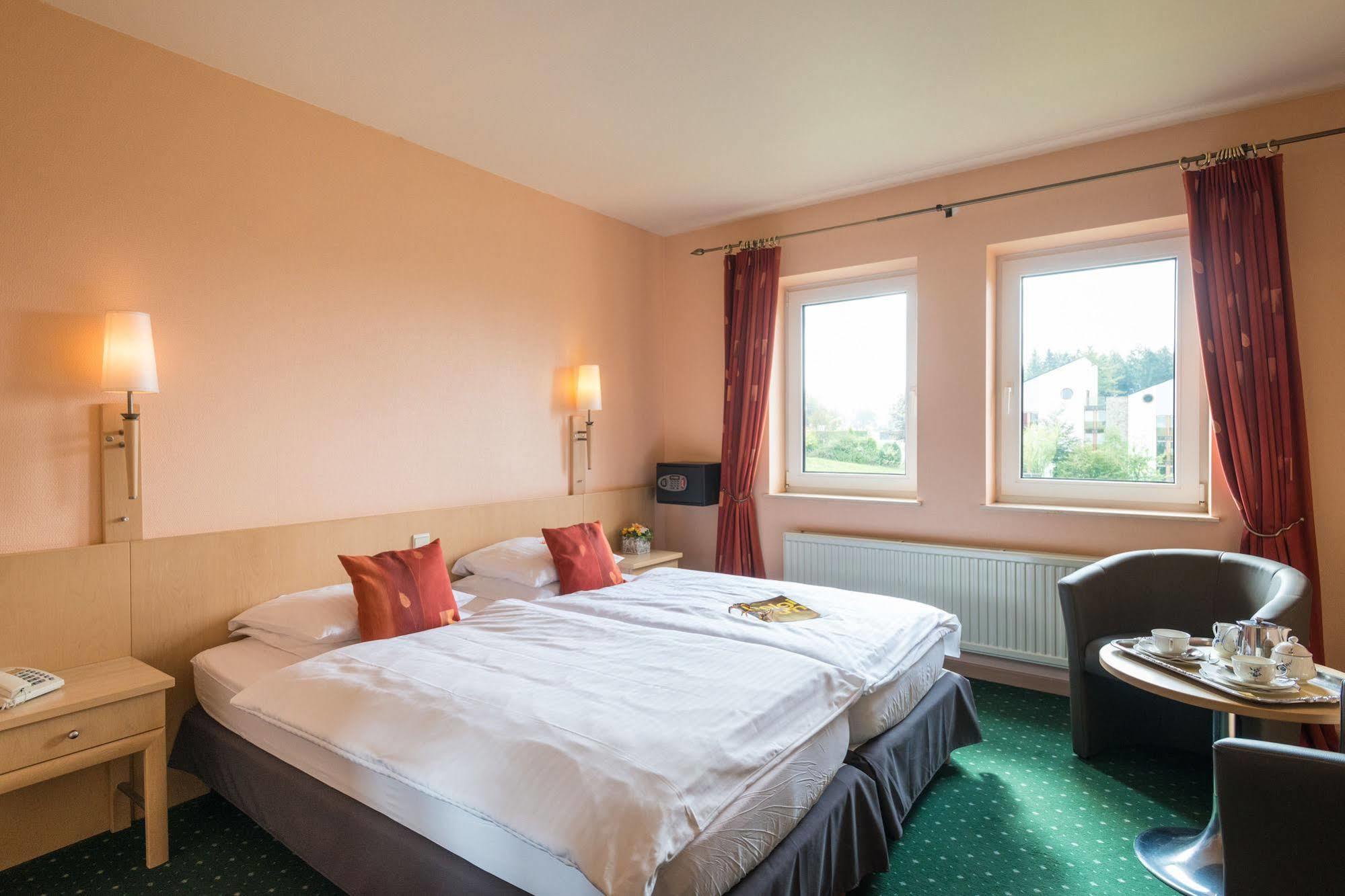 Hotel Hotleu เวมส์ ภายนอก รูปภาพ